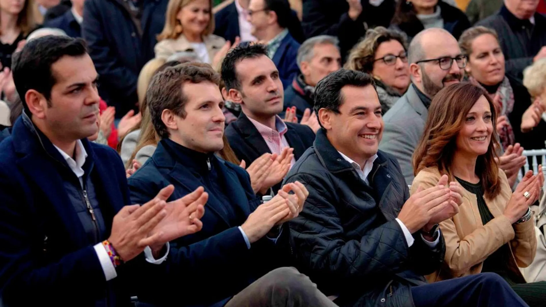 El presidente del PP, Pablo Casado, y el líder del PP de Andalucía, Juan Manuel Moreno, durante el acto en el que se presentó a los candidatos del Partido Popular a las elecciones de Andalucía, en Linares. / Foto: Efe