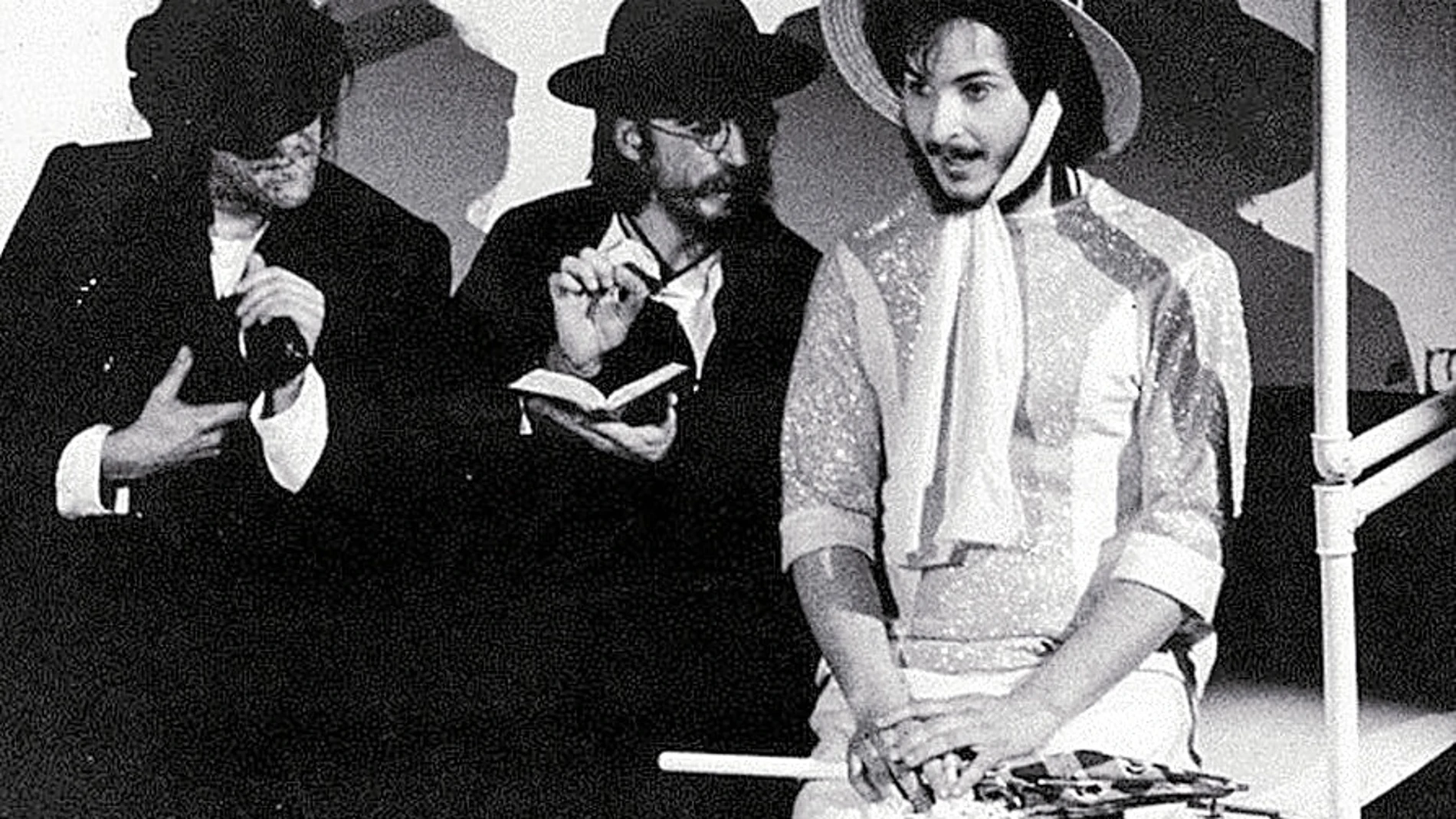 Incompleto. De izquierda a derecha, Ramón Barea, Ález Angulo y... en «Vivir por Bilbao» (1975), de Cómicos de la Legua. Ese vacío de la foto es el que intenta rellenar este proyecto