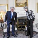 El presidente del Parlamento Europeo, Antonio Tajani, junto a Theresa May, ayer