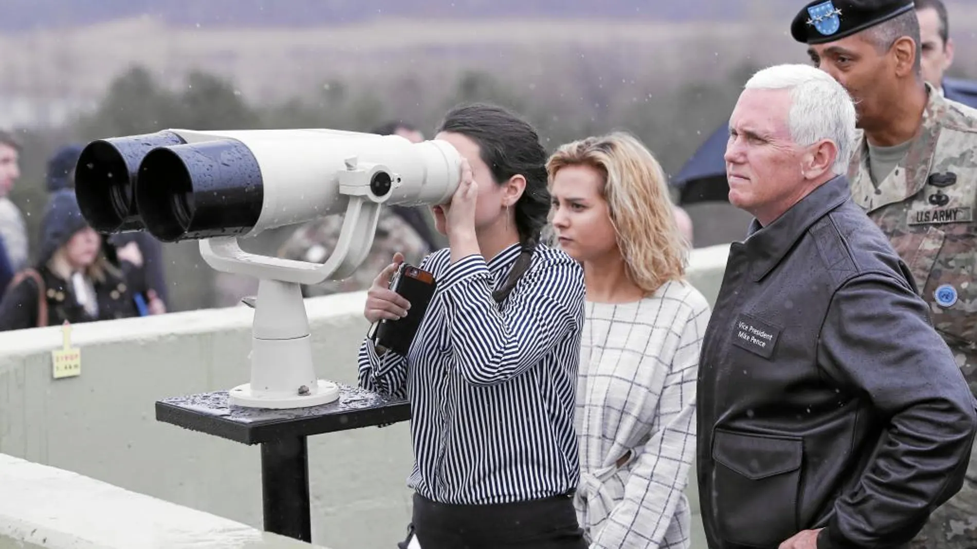 El vicepresidente de EE UU, Mike Pence, junto a sus hijas, ayer en el paralelo 38, la frontera entre las dos Coreas