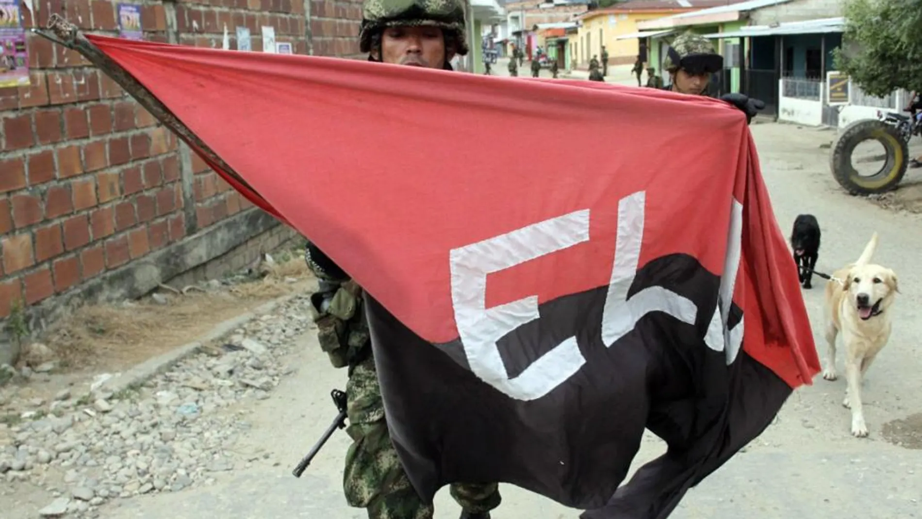 Fotografía del 25 de mayo de 2016, cedida por el diario La Opinión, de un soldado colombiano que desmonta una bandera de la guerrilla del Ejército de Liberación Nacional (ELN)