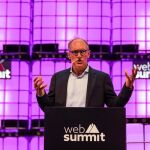 El inventor de la página web, Tim Berners-Lee, pronuncia un discurso durante la inauguración de la Web Summit en el Altice Pavillion, en Lisboa, Portugal / Efe