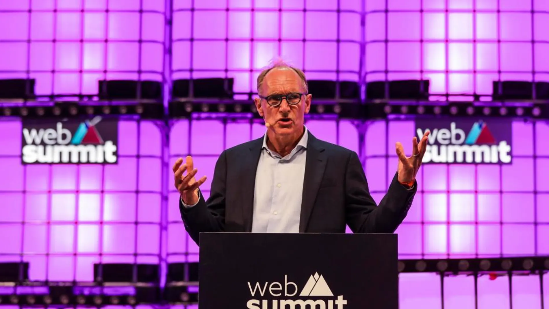 El inventor de la página web, Tim Berners-Lee, pronuncia un discurso durante la inauguración de la Web Summit en el Altice Pavillion, en Lisboa, Portugal / Efe