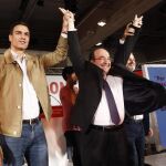El secretario general del PSOE, Pedro Sánchez (i), y el candidato de los socialistas catalanes a la presidencia de la Generalitat, Miquel Iceta, durante el acto de inicio de campaña