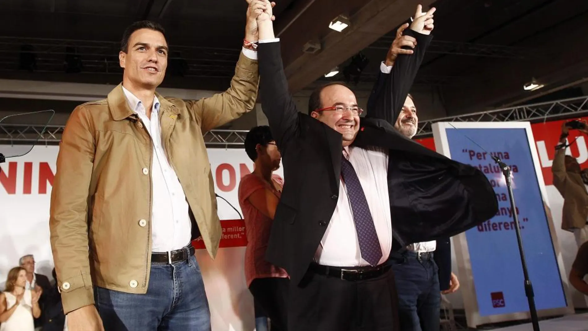 El secretario general del PSOE, Pedro Sánchez (i), y el candidato de los socialistas catalanes a la presidencia de la Generalitat, Miquel Iceta, durante el acto de inicio de campaña