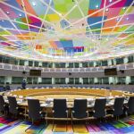 BRU04 BRUSELAS (BÉLGICA) 09/12/2016.- Vista interior de la sala del edificio Europa, usada para las reuniones del Consejo Europeo, en Bruselas, Bélgica, hoy, 9 de diciembre de 2016. Situado en el centro del distrito europeo, el edificio Europa combina la nueva parte, una estructura en forma de linterna diseñada por el consorcio de Samyn and Partners (Bélgica), el Studio Valle Progettazioni (Italia), y Buro Happold (Reino Unido), y la sección restaurada estilo art decó diseñada por el arquitecto Michel Polak en 1922. El edificio será el lugar donde se lleve a cabo la primera cumbre de jefes de gobierno europeos en enero de 2017. EFE/Stephanie Lecocq