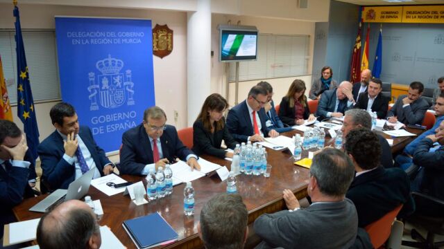El consejero de Fomento e Infraestructuras, Patricio Valverde, ayer en la reunión de la Comisión Social de Seguimiento de las Obras de Soterramiento del Ferrocarril en Murcia, con el delegado del Gobierno, Diego Conesa