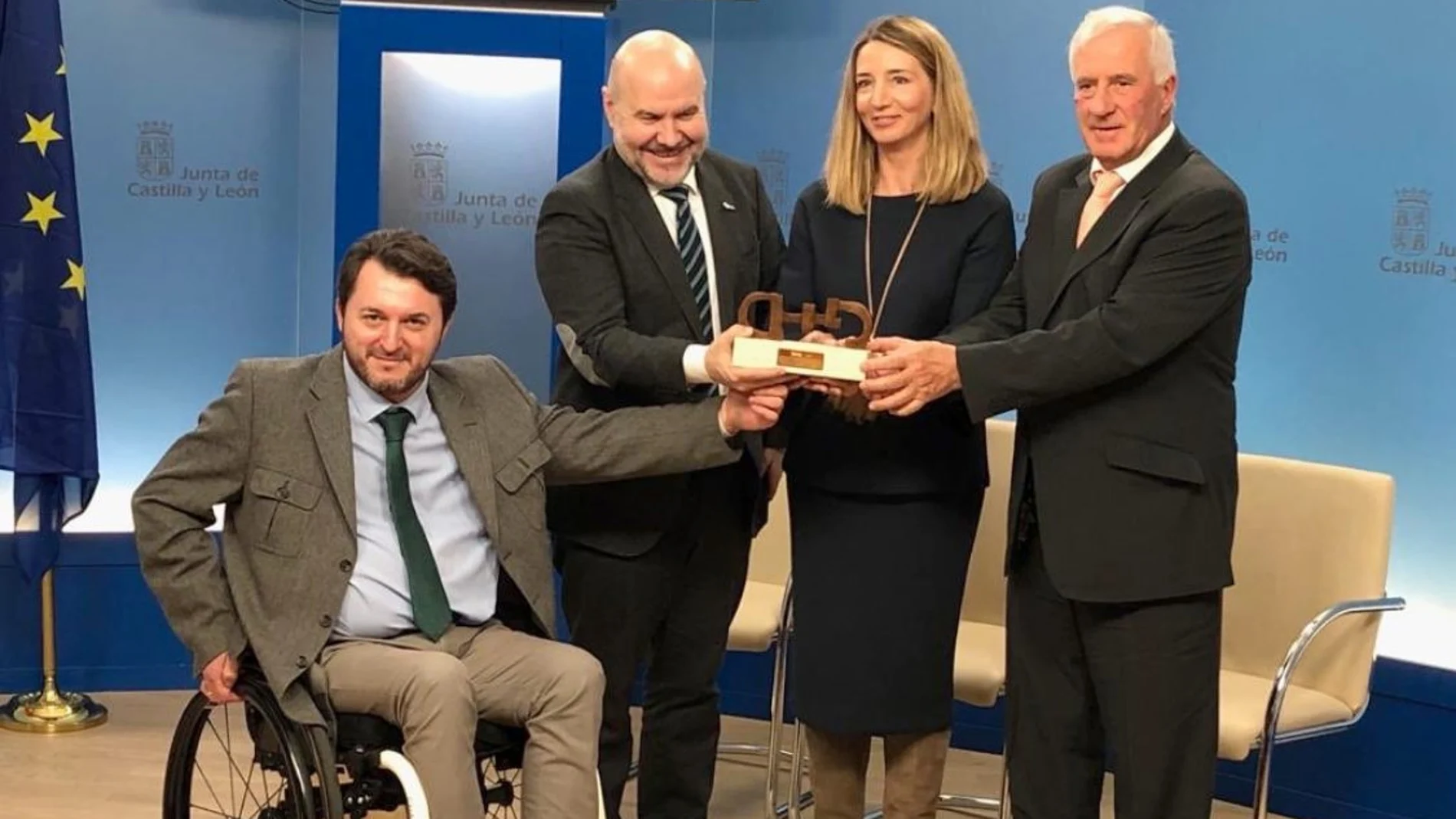 La consejera Alicia García y los presidentes de Predif y Salud Mental Castilla y León, Fran Sardón y Jesús Corrales reciben el «Premio Cermi 2018» de manos de Luis Cayo