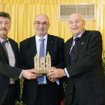 El vicepresidente de la Diputación de León, Ángel Calvo (i), y el presidente de la Casa de León en Sevilla, José Colinas (d) entregan el premio ‘Pulchra Leonina’ al empresario berciano afincado en Sevilla Aniano Bobis (c)
