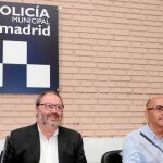Javier Barbero, delegado del Área de Seguridad (izda.), junto a Andrés Serrano, director de la Policía Municipal (dcha.)