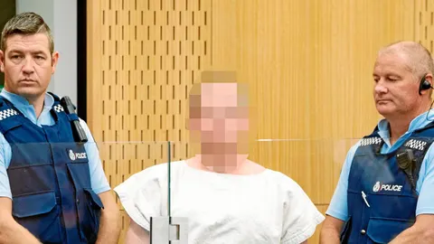 Brenton Tarrant, impasible y escoltado por dos policías, dibuja una «p» con sus dedos en su entrada al juzgado