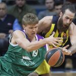 Mindaugas Kuzminskas (i) disputa el balón con Luigi Datome