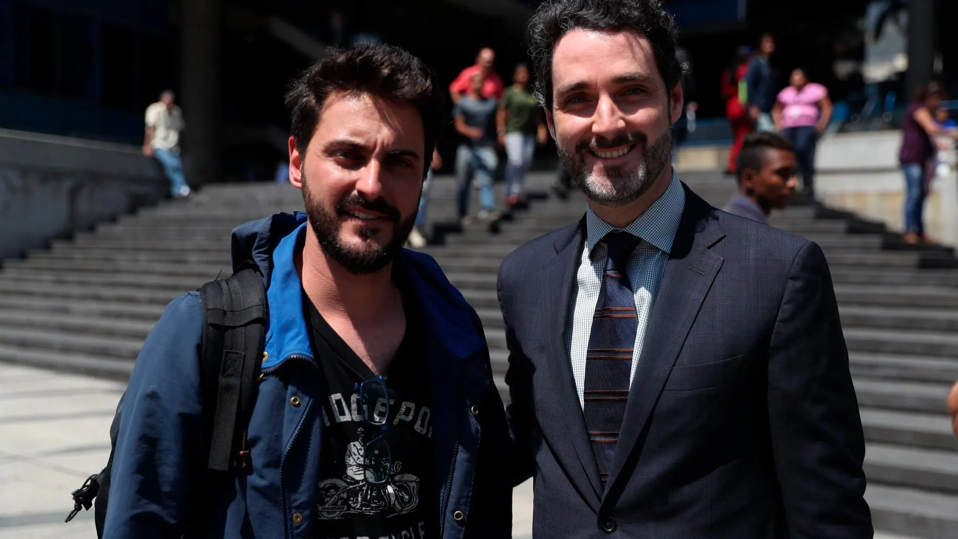 El cónsul adjunto de España en Caracas, Julio Navas, acompaña la salida de los periodistas de la agencia Efe Gonzalo Domínguez
