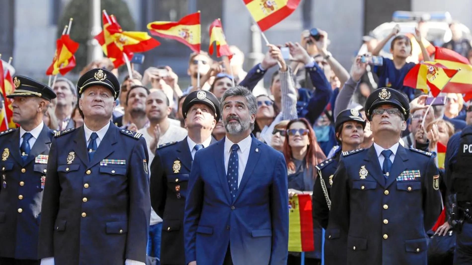 Las unidades especializadas de la Policía Nacional realizaron ayer una exhibición en el Paseo del Prado con motivo de la Fiesta Nacional