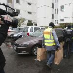 Varios policías se incautan de varios objetos durante una redada en un edificio de viviendas en Bonn (Alemania) la semana pasada