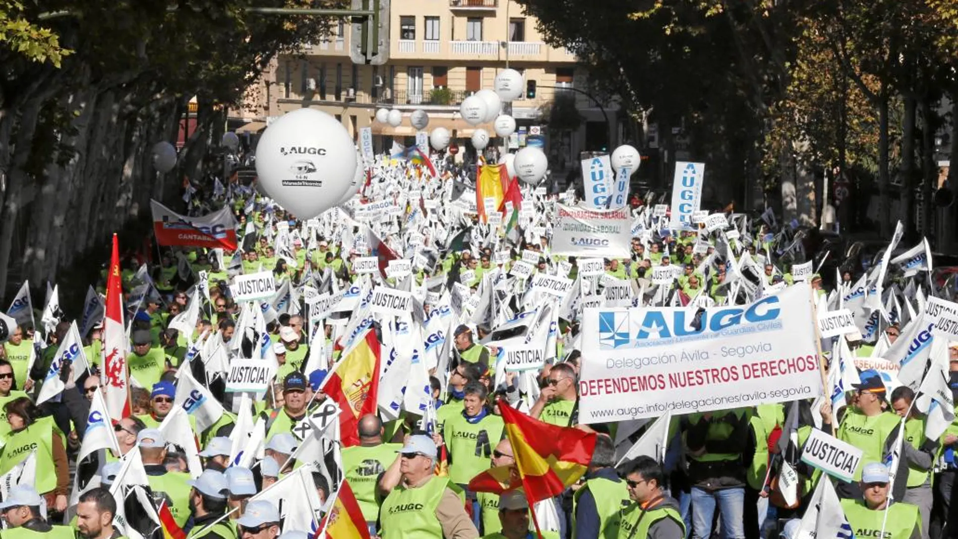 Miles de guardia civiles protagonizaron recientemente una «marea de tricornios» exigiendo sus derechos en Madrid