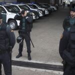 Agentes de la Guardia Civil el pasado mes de septiembre en la imprenta Artyplan de Sant Feliu de Llobregat (Barcelona). EFE/Quique García