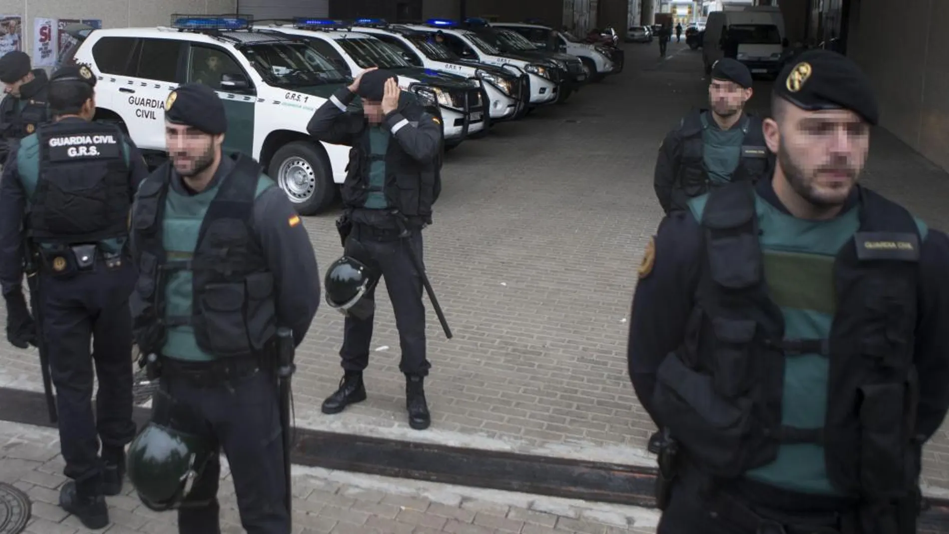 Agentes de la Guardia Civil el pasado mes de septiembre en la imprenta Artyplan de Sant Feliu de Llobregat (Barcelona). EFE/Quique García