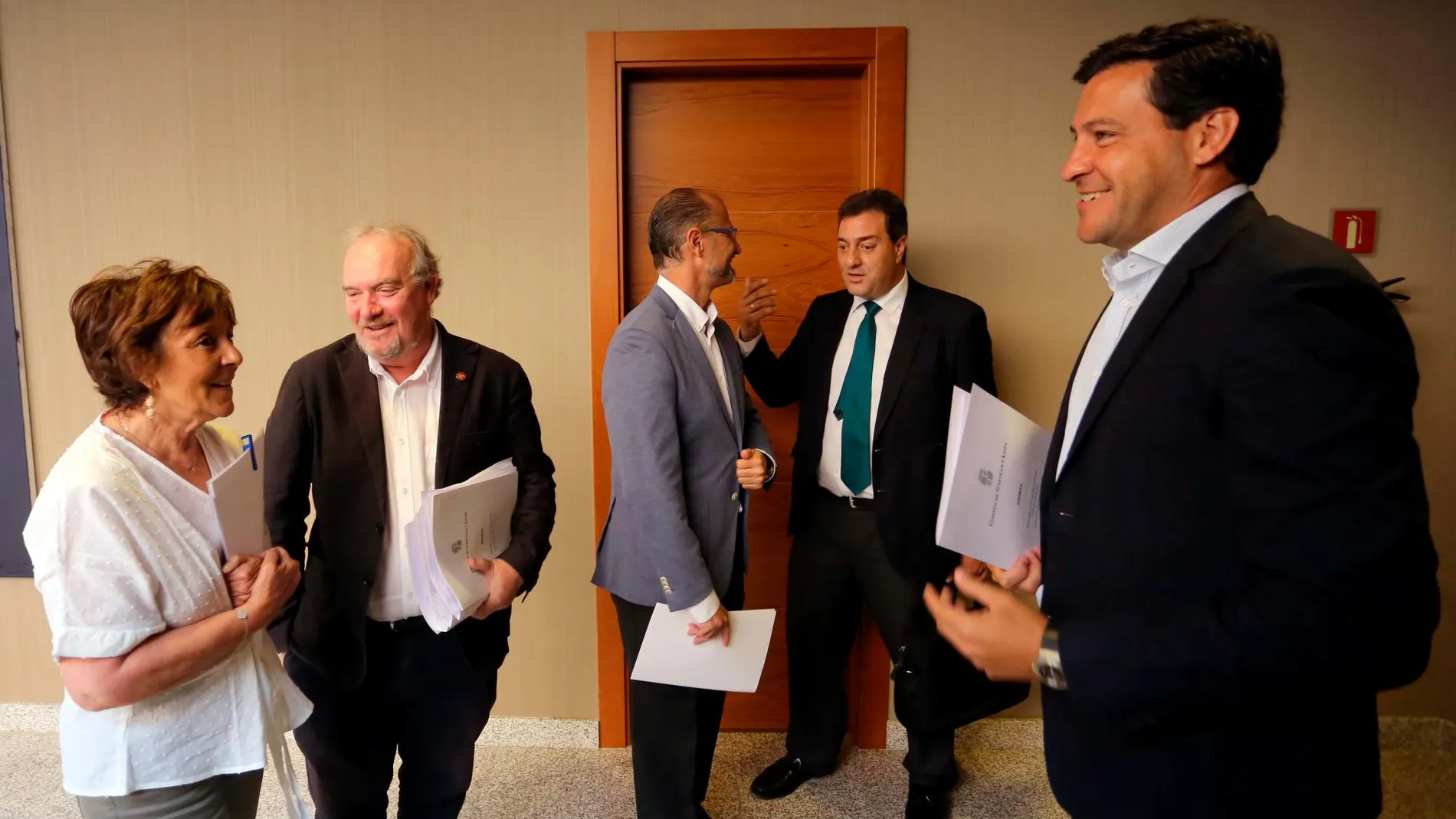 El portavoz del PP en las Cortes, Raúl de la Hoz, conversa con los socialistas José Francisco Martín y Mercedes Martín, en presencia de Luis Fuentes (Ciudadanos) y Salvador Cruz (PP)