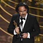 Alejandro G. Iñarritu con su Oscar por «El renacido»