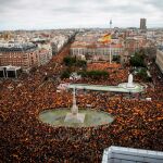 Vista general de la concentración convocada este domingo en la plaza de Colón de Madrid. EFE/Luca Piergiovanni