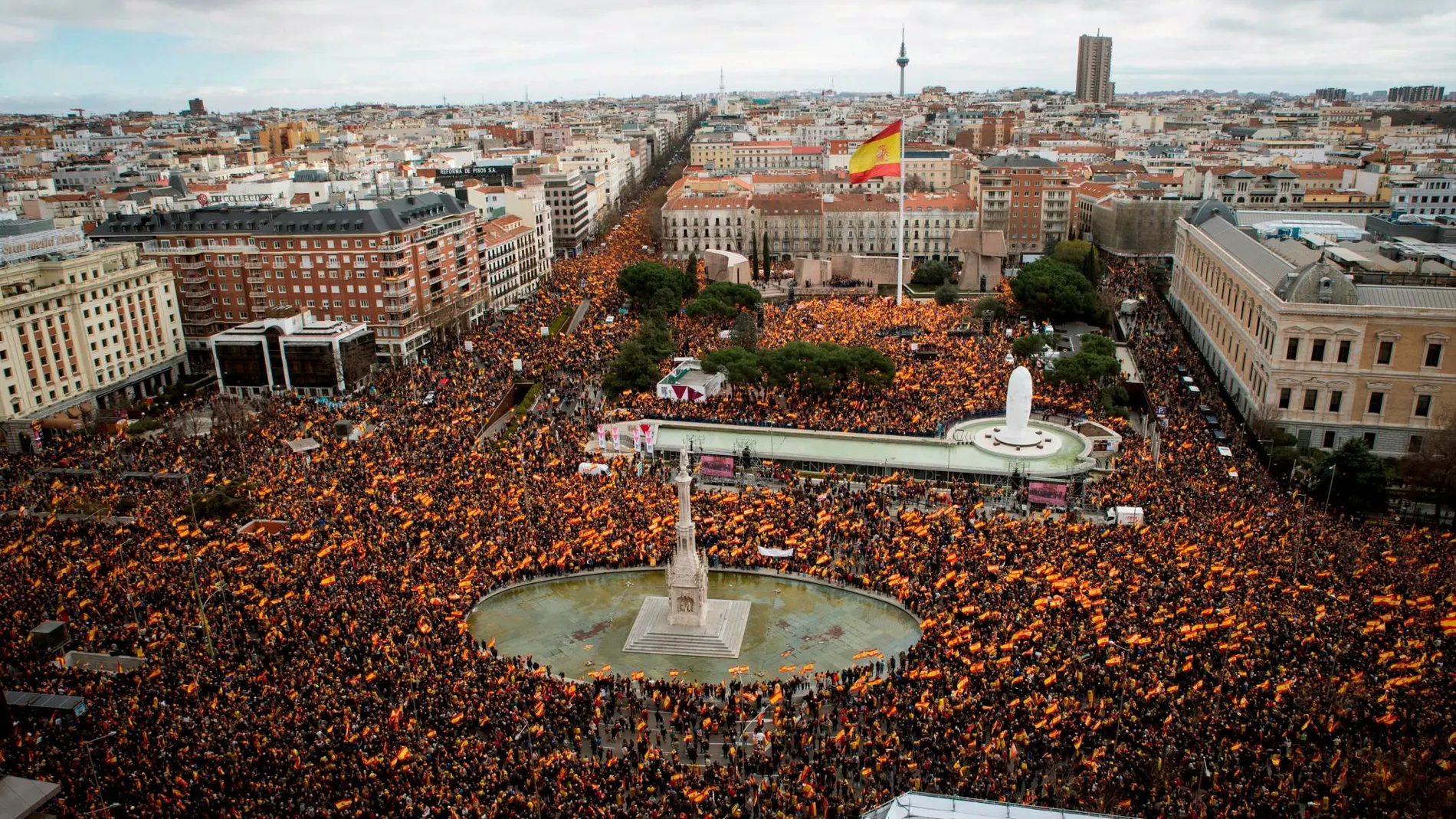 Vista general de la concentración convocada este domingo en la plaza de Colón de Madrid. EFE/Luca Piergiovanni