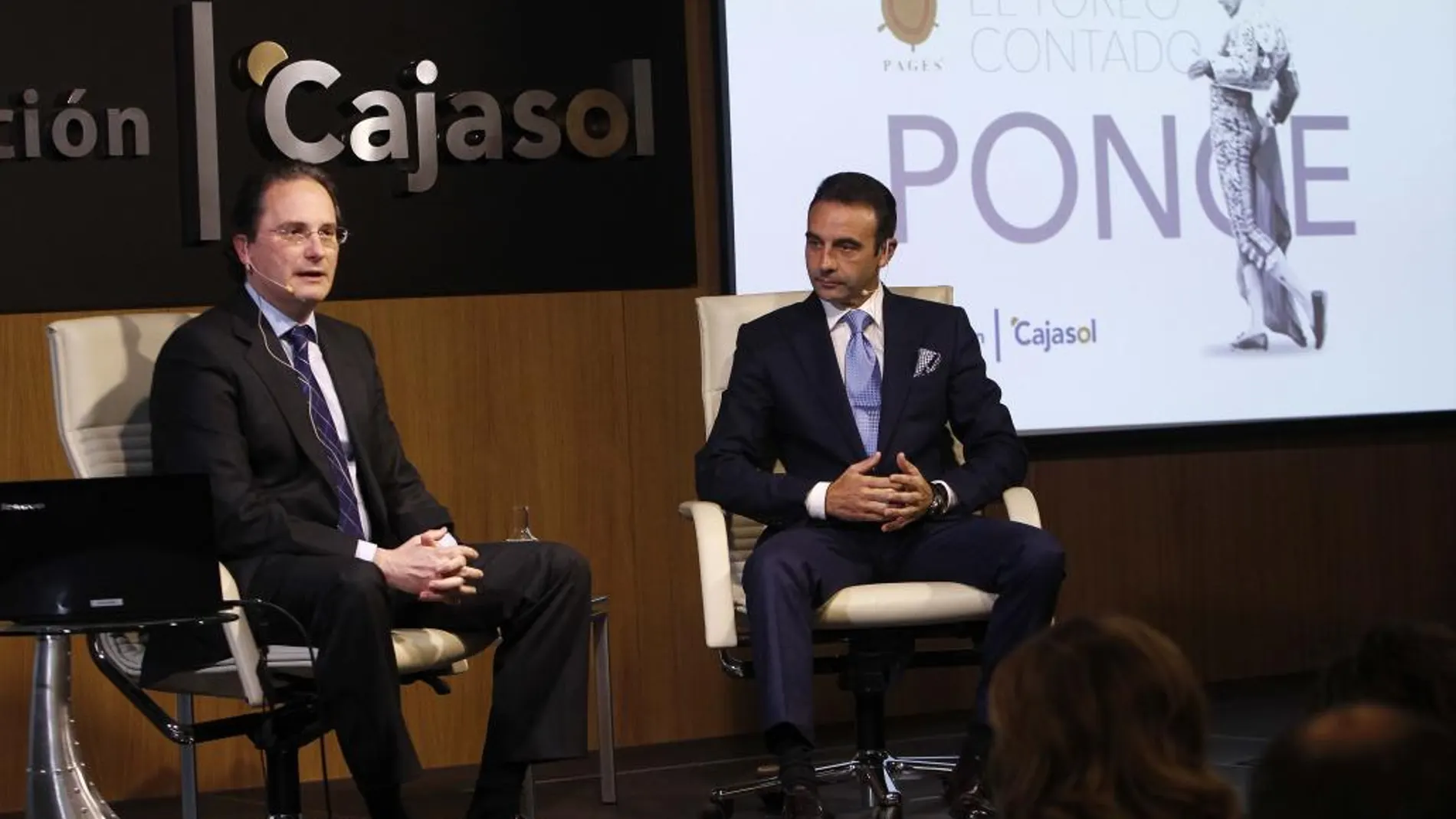 José Enrique Moreno y Enrique Ponce, ayer en la sede de la Fundación Cajasol