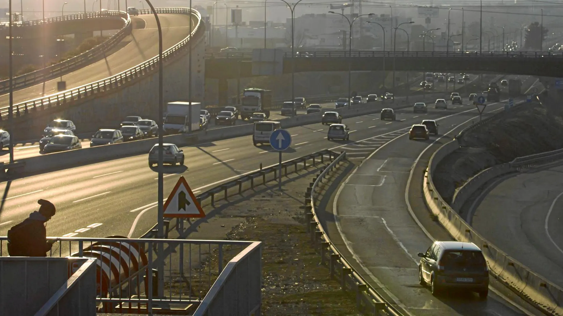 Las medidas de restricción del tráfico rodado persiguen –en teoría– mejorar la calidad del aire en las ciudades / Foto: Alberto R. Roldán