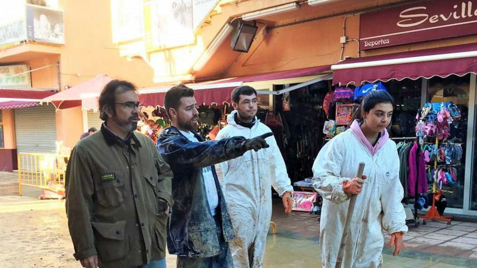 El consejero de Fomento, Pedro Rivera, junto a los voluntarios que ayudaron a limpiar el municipio de Los Alcázares