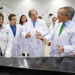Juan Vicente Herrera escucha las explicaciones del presidente de Aciturri, Ginés Clemente, durante su visita a las instalaciones de la empresa
