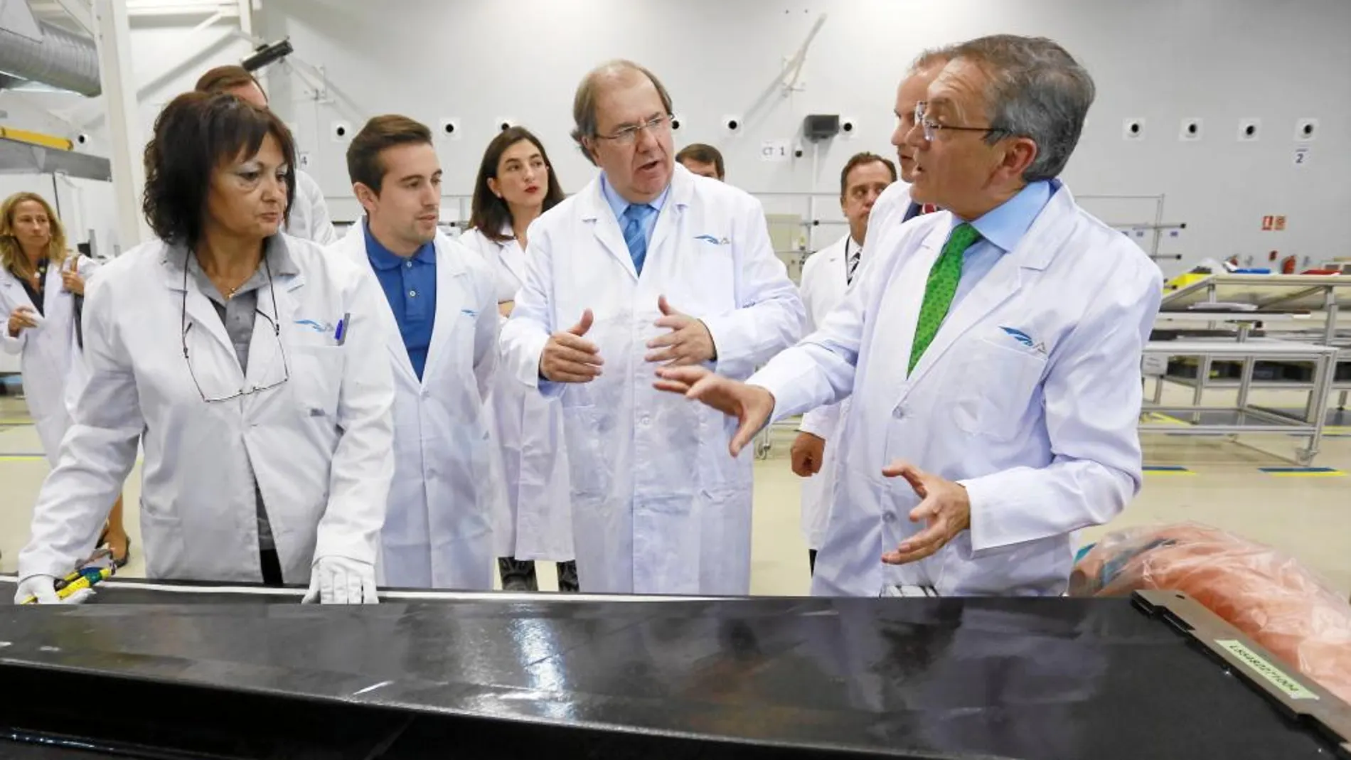 Juan Vicente Herrera escucha las explicaciones del presidente de Aciturri, Ginés Clemente, durante su visita a las instalaciones de la empresa