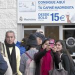 Los aficionados hicieron cola en el estadio para conseguir las últimas entradas disponibles