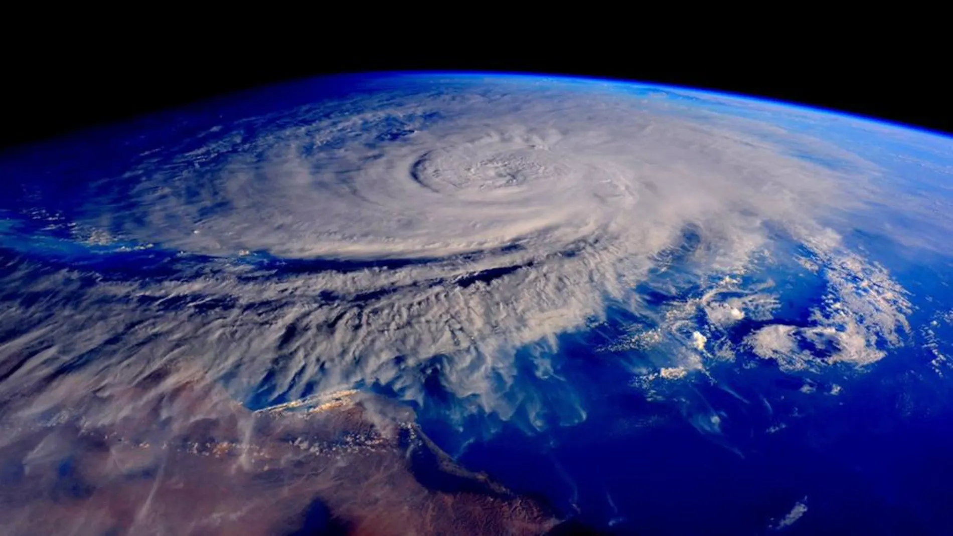 Formación de un ciclón, sin precedentes por su virulencia y su rapidez, sobre Omán, el pasado 31 de octubre, y captado por la Estación Espacial Internacional