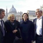 Los alcaldes de Zaragoza, Pedro Santisteve (i), y de Valencia, Joan Ribo (d), junto a las alcaldesas de Madrid, Manuela Carmena (2i) y Barcelona, Ana Colau, posan en la plaza de San Pedro del Vaticano