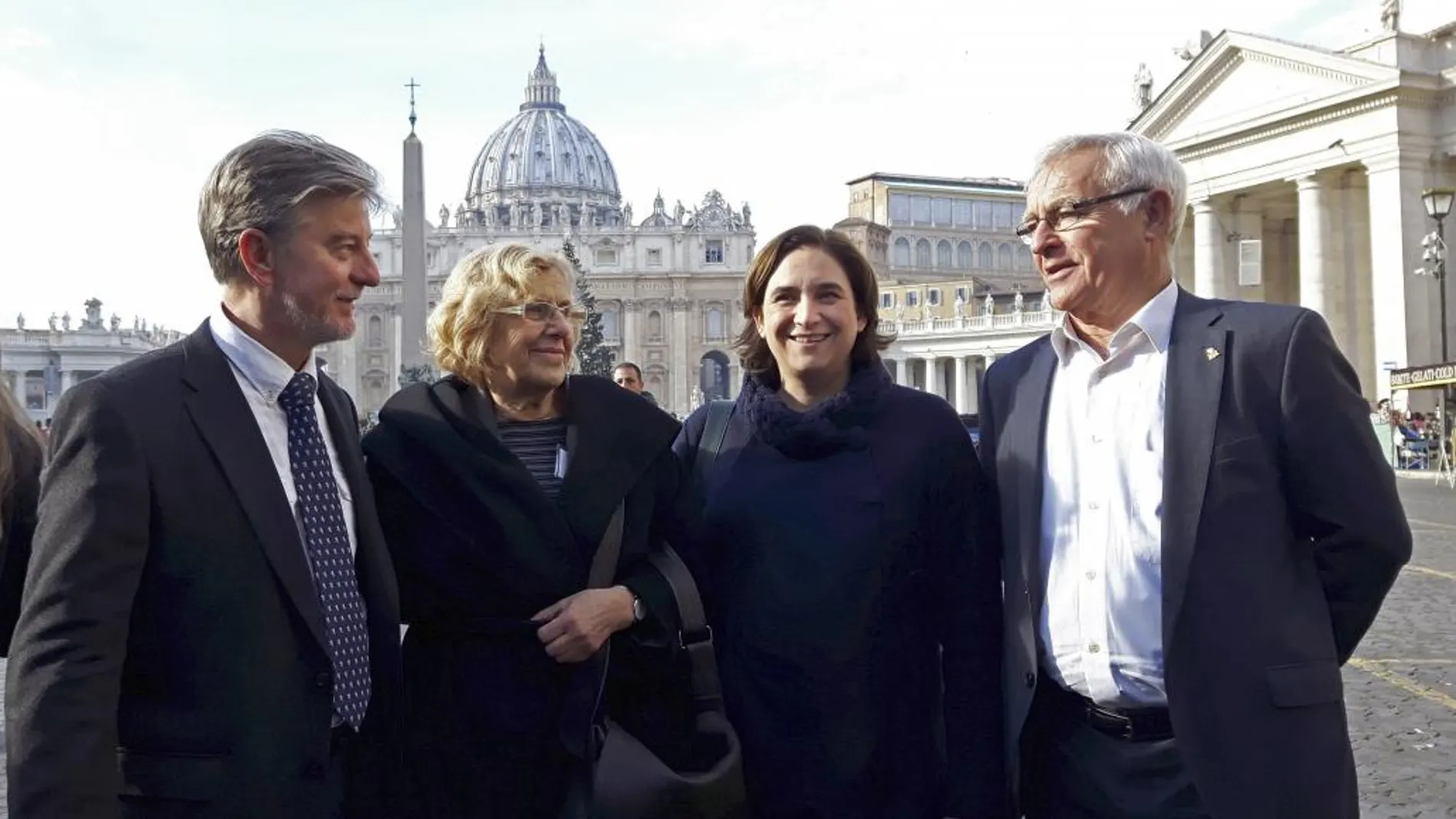 Los alcaldes de Zaragoza, Pedro Santisteve (i), y de Valencia, Joan Ribo (d), junto a las alcaldesas de Madrid, Manuela Carmena (2i) y Barcelona, Ana Colau, posan en la plaza de San Pedro del Vaticano