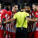 Diego Costa protesta al árbitro después de su expulsión