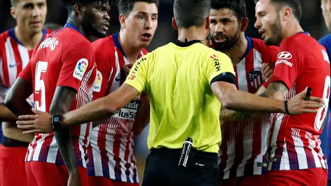 Diego Costa protesta al árbitro después de su expulsión