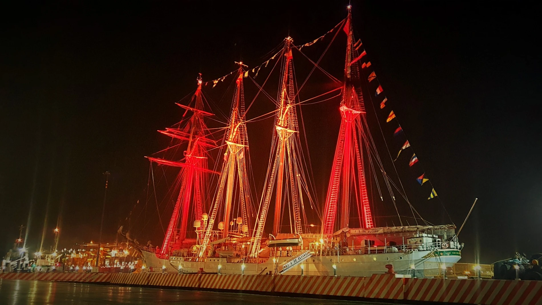 El “Juan Sebastián de Elcano”, atracado en el puerto de Veracruz.