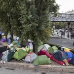 Varios inmigrantes junto a sus tiendas de campaña cerca de las estaciones de metro de Jaurès y Stalingrad, en París