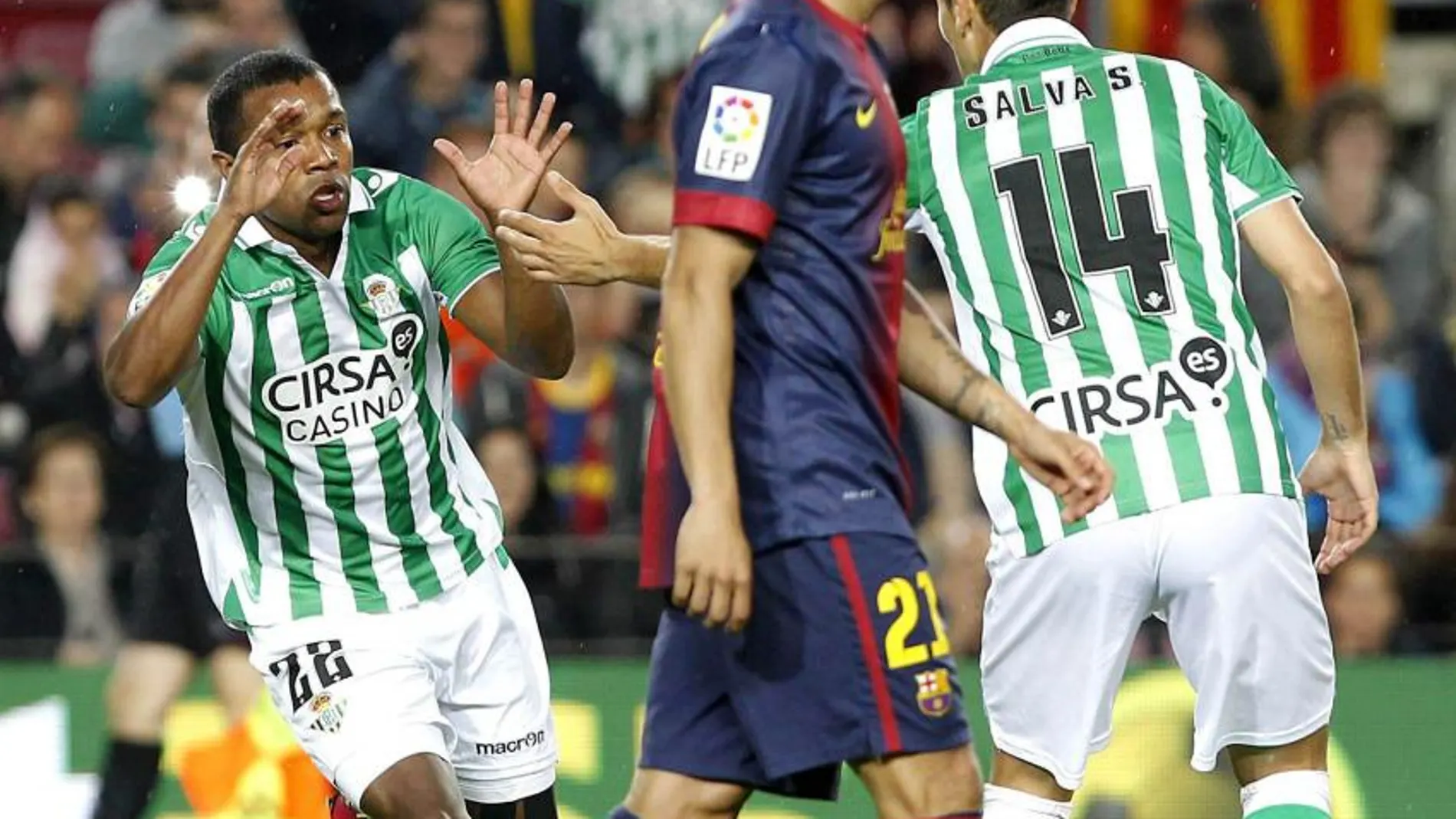 El delantero colombiano del Real Betis Dorlan Pabón (i) celebra el gol marcado al F.C. Barcelona