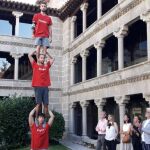 La directora de políticas culturales de la Junta, Mar Sancho, observa, junto a la teniente de alcalde de Ávila, Patricia Rodríguez; y el delegado territorial, José Hernández, una muestra de acrobacias