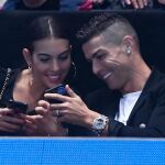 Cristiano Ronaldo bromea con Georgina Rodríguez en el Masters de tenis de Londres / Efe