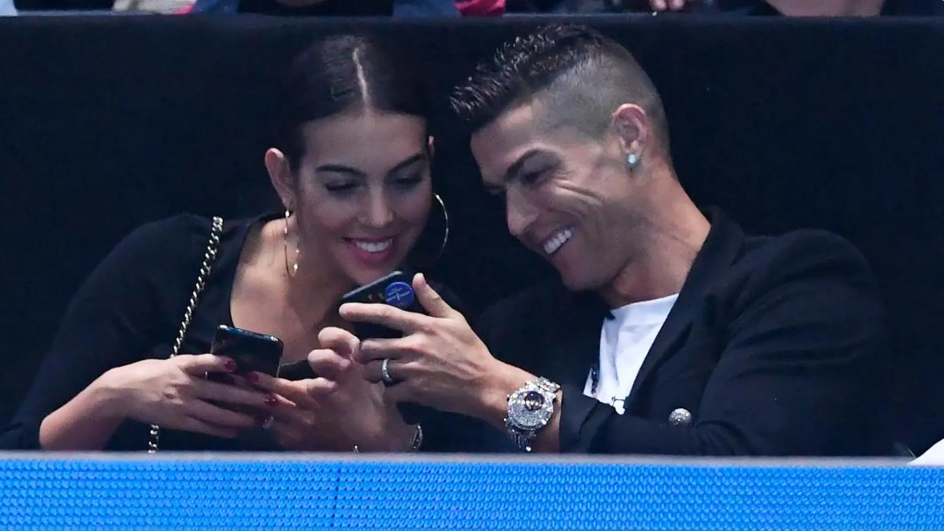 Cristiano Ronaldo bromea con Georgina Rodríguez en el Masters de tenis de Londres / Efe