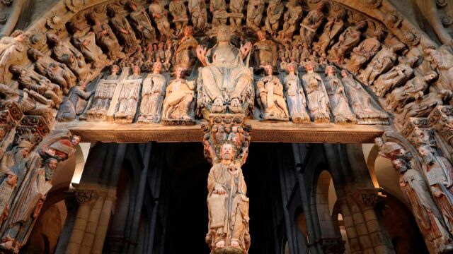 Detalle de la figura sedente del Apóstol Santiago en el parteluz del Pórtico de la Gloria / Foto: Efe