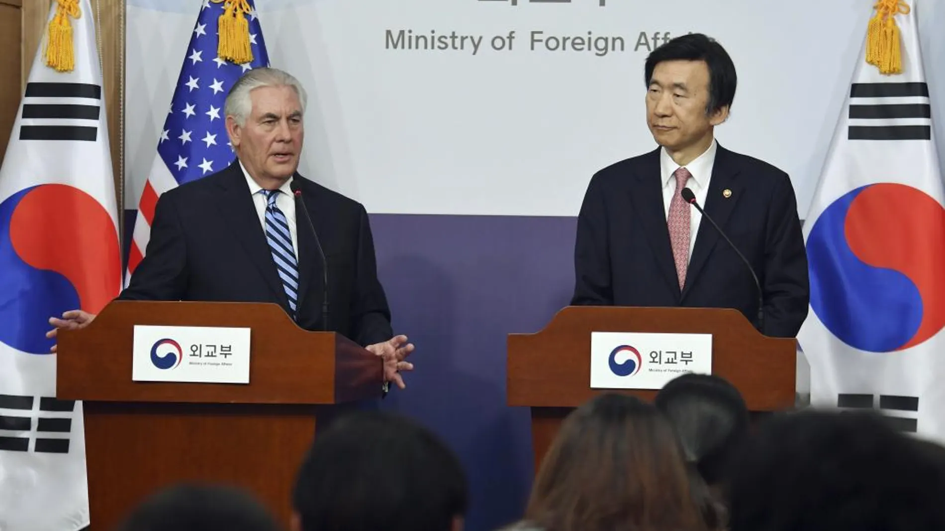 El ministro de Asuntos Exteriores surcoreano, Yun Pyung-Se (d), y el secretario de Estado norteamericano, Rex Tillerson, ofrecen una rueda de prensa tras su reunión en Seúl.