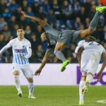 El jugador Pione Sisto (C) de Celta de Vigo disputa el balón con Sander Berge