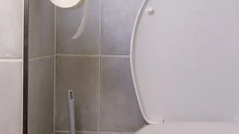 Piden 333 años de cárcel para un camarero por grabar a 326 clientas en el baño