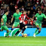 El centrocampista del Athletic de Bilbao Iker Muniain, rodeado de jugadores del Real Betis / Foto: Efe