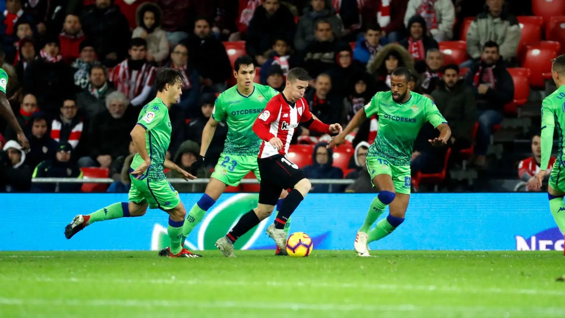 El centrocampista del Athletic de Bilbao Iker Muniain, rodeado de jugadores del Real Betis / Foto: Efe