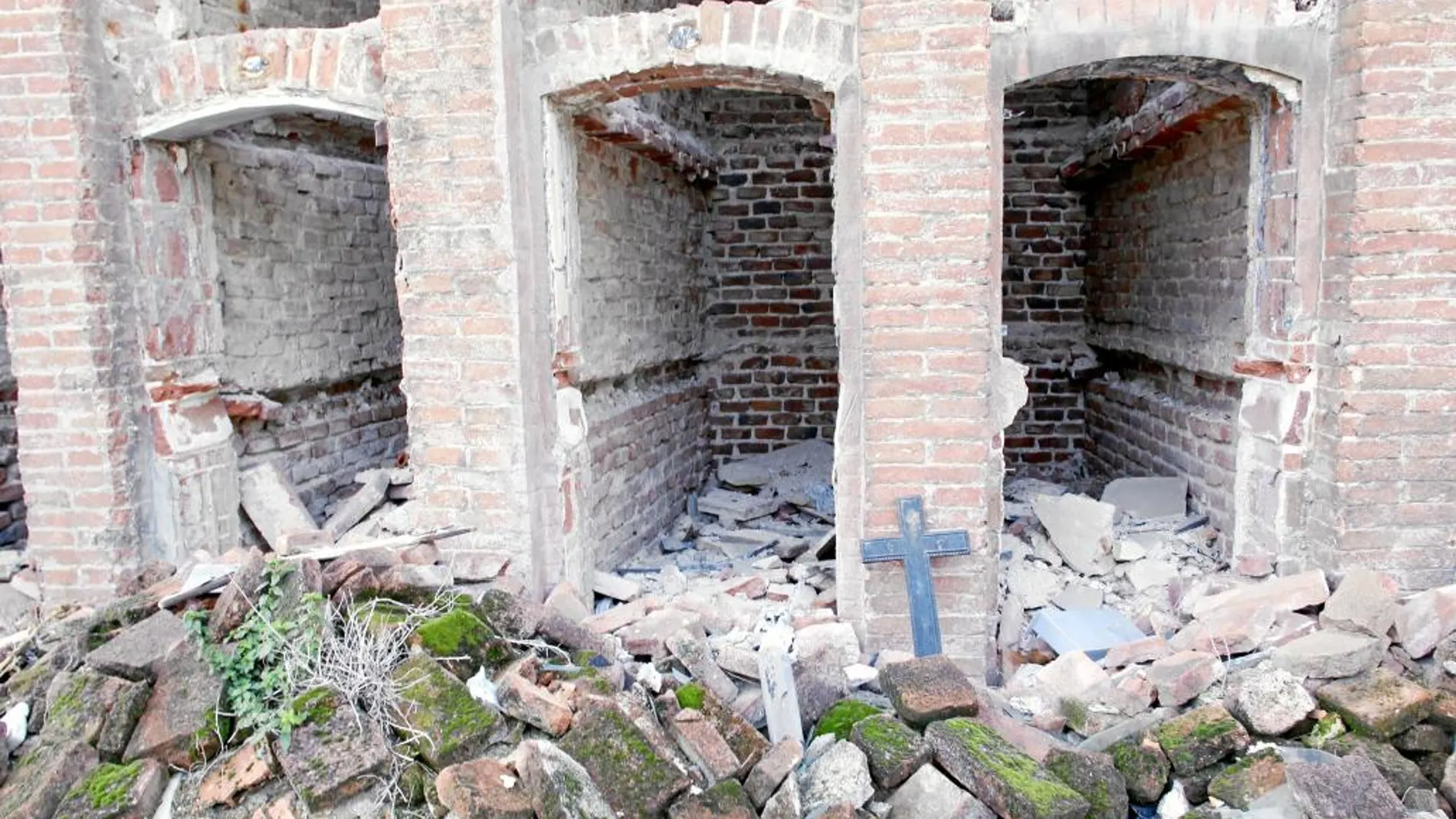 Los columbarios de la sección 9 llevan años en peligro de derrumbe